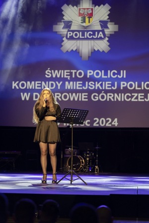 Umundurowani policjanci w towarzystwie parlamentarzystów, władz miasta i rodzin podczas obchodów Święta Policji w dąbrowskim Pałacu Kultury Zagłębia.