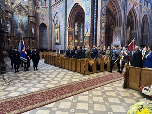 Umundurowani Policjanci, służby mundurowe, młodzież szkolna i mieszkańcy Zagłębia Dąbrowskiego na Mszy Świętej w kościele.