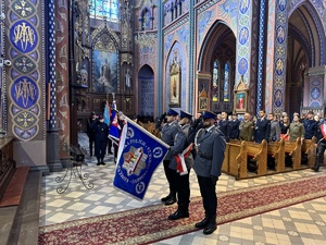 Umundurowani Policjanci, służby mundurowe, młodzież szkolna i mieszkańcy Zagłębia Dąbrowskiego na Mszy Świętej w kościele.