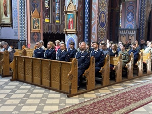 Umundurowani Policjanci, służby mundurowe, młodzież szkolna i mieszkańcy Zagłębia Dąbrowskiego na Mszy Świętej w kościele.