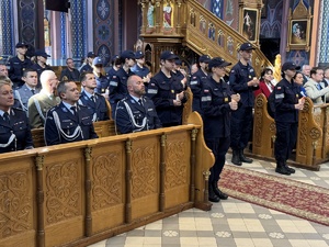 Umundurowani Policjanci, służby mundurowe, młodzież szkolna i mieszkańcy Zagłębia Dąbrowskiego na Mszy Świętej w kościele.