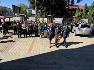 Umundurowani Policjanci, służby mundurowe, młodzież szkolna i mieszkańcy Zagłębia Dąbrowskiego na Mszy Świętej w kościele.