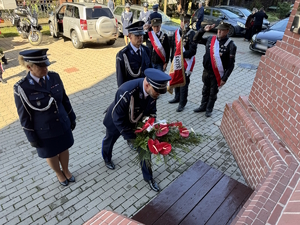 Umundurowani Policjanci, służby mundurowe, młodzież szkolna i mieszkańcy Zagłębia Dąbrowskiego na Mszy Świętej w kościele.