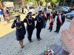 Umundurowani Policjanci, służby mundurowe, młodzież szkolna i mieszkańcy Zagłębia Dąbrowskiego na Mszy Świętej w kościele.