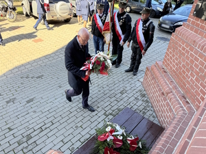 Umundurowani Policjanci, służby mundurowe, młodzież szkolna i mieszkańcy Zagłębia Dąbrowskiego na Mszy Świętej w kościele.