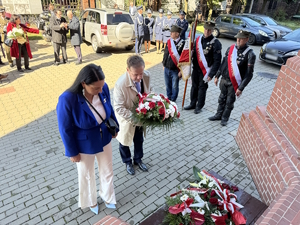 Umundurowani Policjanci, służby mundurowe, młodzież szkolna i mieszkańcy Zagłębia Dąbrowskiego na Mszy Świętej w kościele.