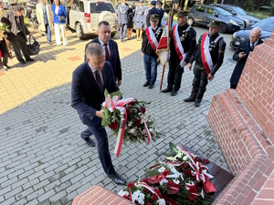 Umundurowani Policjanci, służby mundurowe, młodzież szkolna i mieszkańcy Zagłębia Dąbrowskiego na Mszy Świętej w kościele.