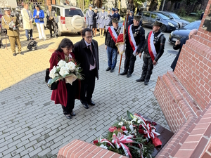 Umundurowani Policjanci, służby mundurowe, młodzież szkolna i mieszkańcy Zagłębia Dąbrowskiego na Mszy Świętej w kościele.