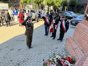 Umundurowani Policjanci, służby mundurowe, młodzież szkolna i mieszkańcy Zagłębia Dąbrowskiego na Mszy Świętej w kościele.