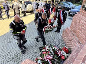 Umundurowani Policjanci, służby mundurowe, młodzież szkolna i mieszkańcy Zagłębia Dąbrowskiego na Mszy Świętej w kościele.