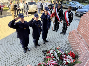 Umundurowani Policjanci, służby mundurowe, młodzież szkolna i mieszkańcy Zagłębia Dąbrowskiego na Mszy Świętej w kościele.