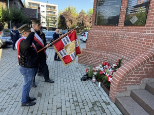 Umundurowani Policjanci, służby mundurowe, młodzież szkolna i mieszkańcy Zagłębia Dąbrowskiego na Mszy Świętej w kościele.