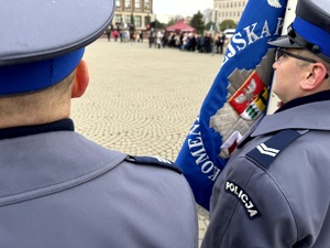 Umundurowani policjanci podczas obchodów Święta Niepodległości.