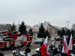 Umundurowani policjanci podczas obchodów Święta Niepodległości.