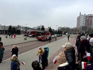 Umundurowani policjanci podczas obchodów Święta Niepodległości.