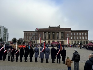 Umundurowani policjanci podczas obchodów Święta Niepodległości.