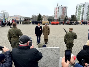 Umundurowani policjanci podczas obchodów Święta Niepodległości.