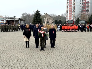 Umundurowani policjanci podczas obchodów Święta Niepodległości.