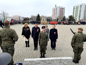 Umundurowani policjanci podczas obchodów Święta Niepodległości.