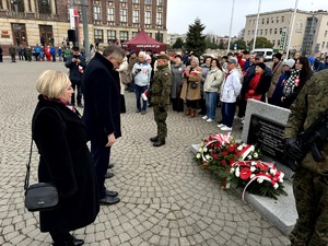 Umundurowani policjanci podczas obchodów Święta Niepodległości.