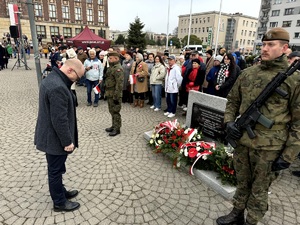 Umundurowani policjanci podczas obchodów Święta Niepodległości.