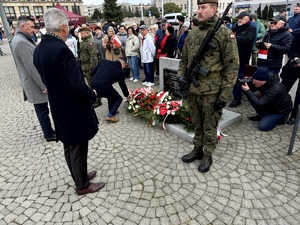 Umundurowani policjanci podczas obchodów Święta Niepodległości.