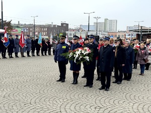 Umundurowani policjanci podczas obchodów Święta Niepodległości.