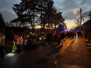 Umundurowani policjanci na spotkaniu z Mikołajem i z dziećmi.