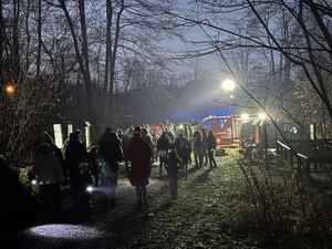 Umundurowani policjanci na spotkaniu z Mikołajem i z dziećmi.