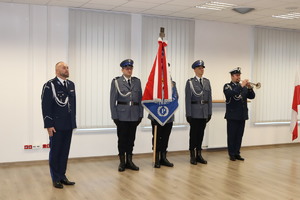 Na zdjęciu widzimy umundurowanych policjantów, przedstawicieli służb mundurowych i zaproszonych gości podczas uroczystości: Pożegnania i powitania komendantów.