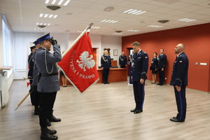 Na zdjęciu widzimy umundurowanych policjantów, przedstawicieli służb mundurowych i zaproszonych gości podczas uroczystości: Pożegnania i powitania komendantów.