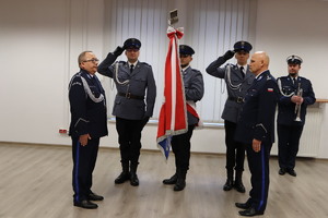 Na zdjęciu widzimy umundurowanych policjantów, przedstawicieli służb mundurowych i zaproszonych gości podczas uroczystości: Pożegnania i powitania komendantów.