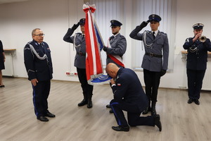 Na zdjęciu widzimy umundurowanych policjantów, przedstawicieli służb mundurowych i zaproszonych gości podczas uroczystości: Pożegnania i powitania komendantów.