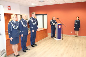 Na zdjęciu widzimy umundurowanych policjantów, przedstawicieli służb mundurowych i zaproszonych gości podczas uroczystości: Pożegnania i powitania komendantów.