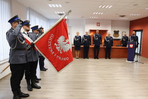 Na zdjęciu widzimy umundurowanych policjantów, przedstawicieli służb mundurowych i zaproszonych gości podczas uroczystości: Pożegnania i powitania komendantów.