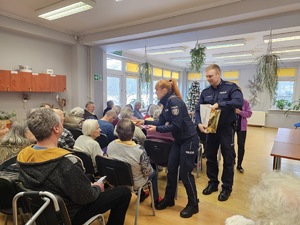 Umundurowani policjanci z wizytą w domu starców.