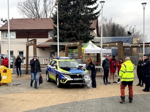 Umundurowani policjanci oraz wolontariusze podczas 33 finału Wielkiej Orkiestry Świątecznej Pomocy.