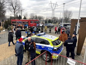 Umundurowani policjanci oraz wolontariusze podczas 33 finału Wielkiej Orkiestry Świątecznej Pomocy.