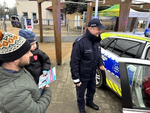 Umundurowani policjanci oraz wolontariusze podczas 33 finału Wielkiej Orkiestry Świątecznej Pomocy.