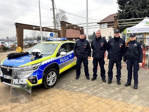 Umundurowani policjanci oraz wolontariusze podczas 33 finału Wielkiej Orkiestry Świątecznej Pomocy.