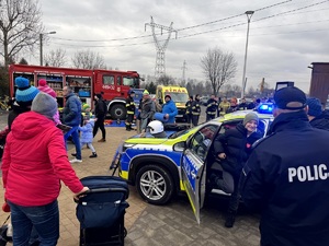 Umundurowani policjanci oraz wolontariusze podczas 33 finału Wielkiej Orkiestry Świątecznej Pomocy.