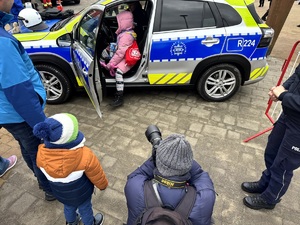 Umundurowani policjanci oraz wolontariusze podczas 33 finału Wielkiej Orkiestry Świątecznej Pomocy.