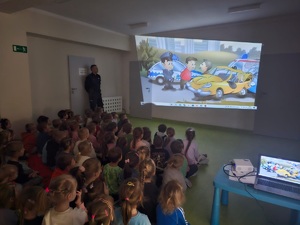 Umundurowani policjanci i maskotka policyjna na spotkaniach z dziećmi.