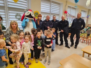 Umundurowani policjanci i maskotka policyjna na spotkaniach z dziećmi.