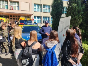 Na zdjęciach widać policjanta prowadzącego rozmowy profilaktyczne z młodzieżą.