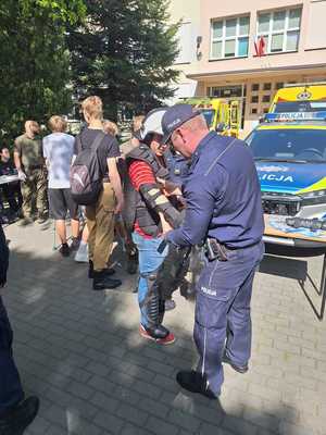 Na zdjęciach widać policjanta prowadzącego rozmowy profilaktyczne z młodzieżą.