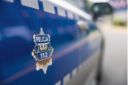 Na zdjęciu widać napis 112 na radiowozie
