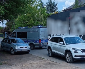 Prywatne samochody i oznakowany radiowóz w trakcie ko0ntroli pojazdów.