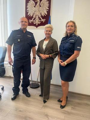 Na zdjęciu znajdują się Senator RP Beata Małecka-Libera wręczająca życzenia z okazji święta Policji na ręce Komendanta Miejskiego Policji w Dąbrowie Górniczej. Życzenia adresowane do wszystkich Policjantów.