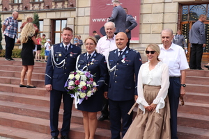 Zdjęcia przedstawiają mianowanych i odznaczonych policjantów, parlamentarzystów, przedstawicieli władz samorządowych oraz zaproszonych gości i rodziny policjantów.